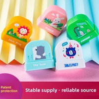 Vente en gros Intoss YZ008 Tampon nominatif en plastique au design de dessin animé mignon en forme de poupée, logo personnalisé pour vêtements d'enfants photosensible