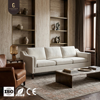 Canapé en tissu capitonné de luxe sur mesure avec structure en bois massif, coussins en mousse et pieds en noyer pour projet de design d'intérieur de villa