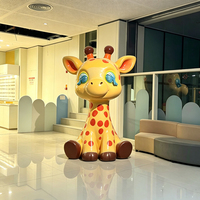 Patung Maskot Jerapah Kartun dari FRP Fiberglass, Dicetak 3D, Patung Karakter IP untuk Rumah Sakit Anak dan Ruang Anak-anak