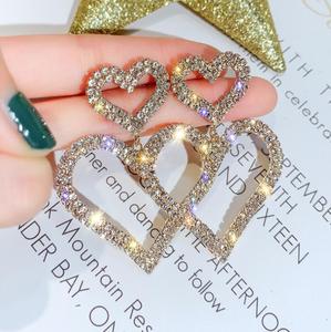 Pendientes colgantes de doble corazón con diamantes de imitación, chapados en oro, joyería de lujo para el día de San Valentín para mujer - Product Image 1