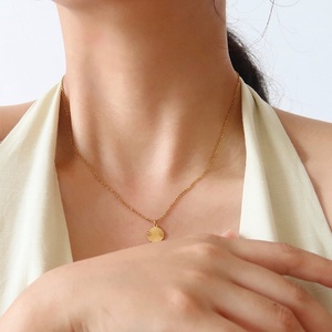 Collar con Colgante Personalizado en Acero Inoxidable Chapado en Oro, Diseño 2025, Venta al Por Mayor, Sin Deslustre - Product Image 3