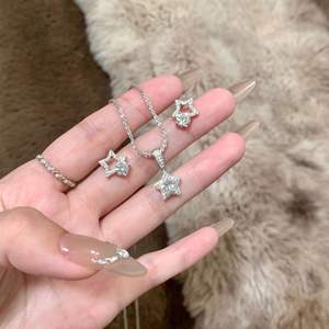 Ensemble collier et boucles d'oreilles en argent pur S925 avec pendentif étoile entièrement serti de diamants, chaîne de clavicule de luxe pour femmes avec bijoux fins étincelants - Product Image 1