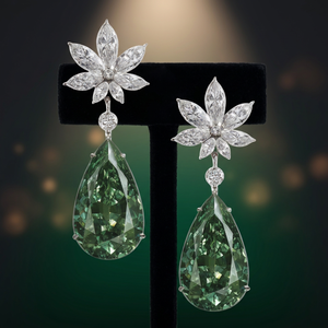 Pendientes de Lujo para Mujer, con Flor de Diamantes en Oro de 18K y Gema Verde en Forma de Lágrima, Joyería para Boda - Product Image 2