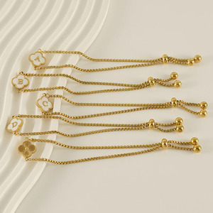 Bracelet minimaliste pour femme en acier inoxydable plaqué or 18 carats avec des motifs de coquillages, de trèfles à quatre feuilles et de lettres - Product Image 2