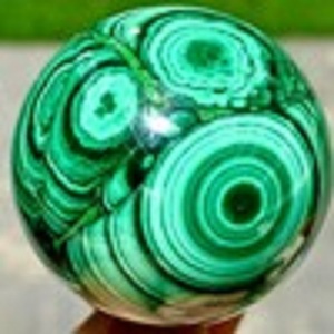 Bola de Malaquita Natural al por Mayor para Artesanías Curativas, Bola de Energía de Cuarzo, Piedra Pulida, Tema de Amor Feng Shui para Halloween - Product Image 1