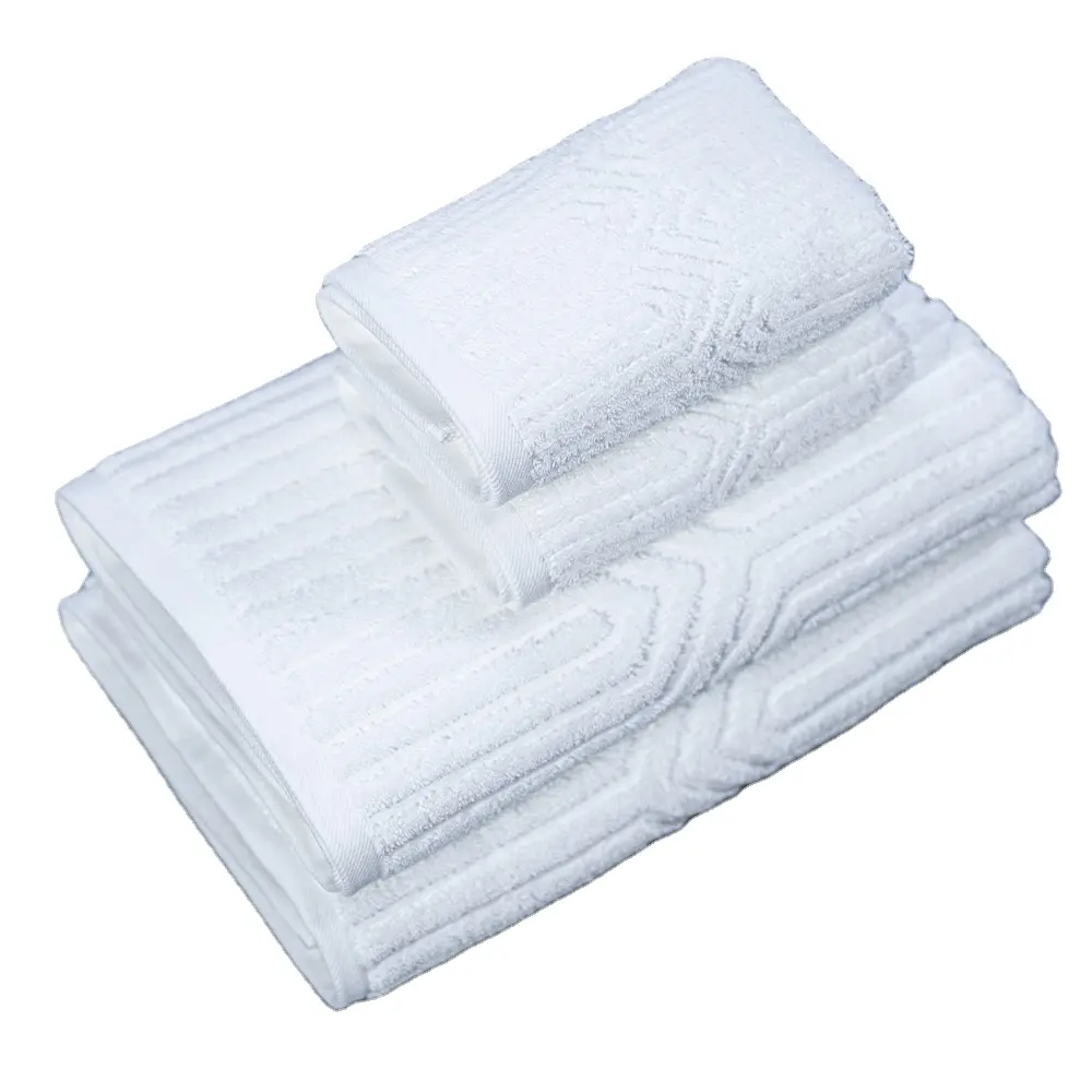 Asciugamano da bagno all'ingrosso su misura del cotone 100% di lusso morbido e di assorbimento logo jacquard bianco asciugamano da bagno per hotel a 5 stelle