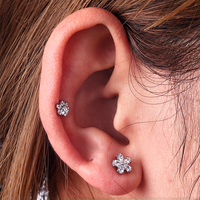 Boucles d'oreilles en titane zirconium ASTM F136, bijoux de piercing labret avec clous d'oreille plaqués or G23 de qualité implantable, en forme de fleur, vente en gros