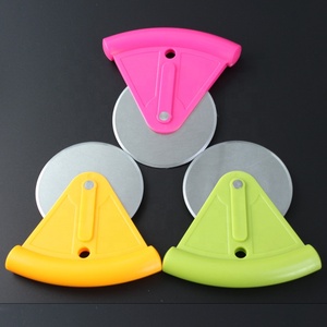 Coupe-pizza à rouleaux avec lame en acier inoxydable, manche en plastique et protection intégrée – Rose, Vert, Orange - Product Image 5