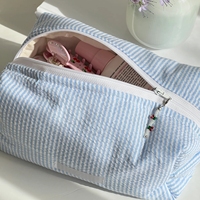 Petite trousse de maquillage en coton rayé avec logo de couleur personnalisée Ins Trend Sac cosmétique matelassé pour femmes Pochette pour soins de la peau moelleuse de haute qualité
