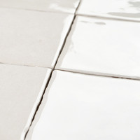 Carrelage en céramique blanc du Maroc 10x10 cm 8mm brillant texture unie bords irréguliers pour murs intérieurs de salle de bain