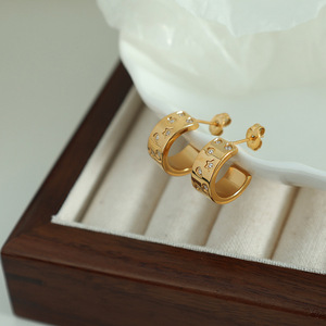 ต่างหูเพชรรูปตัว C สีทอง 2 ซม. ดีไซน์รูปดาวรูปตัว U สำหรับผู้หญิงสวมใส่ทุกวัน - Product Image 1