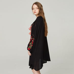 Camicia ricamata con scollo a v <span class=keywords><strong>abito</strong></span> da donna nuovo stile etnico europeo ricamato con frange a <span class=keywords><strong>fiori</strong></span> con coulisse ampia blusa - Product Image 4