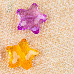 Cuentas de acrílico en forma de estrella transparentes con orificio recto para la fabricación de joyas 60T - Product Image 1