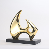 Sculpture abstraite de poisson en résine et marbre plaqué or, ornement d'art moderne avec base noire, fabriquée à la main pour la décoration de la maison/du bureau/de l'hôtel