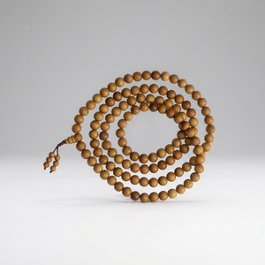 Collier Mala en perles de bois de santal naturel fabriqué à la main pour la méditation de yoga et l'équilibrage des chakras disponible au meilleur prix - Product Image 2