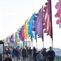 Drapeaux de festival en gros, bannières publicitaires personnalisées imprimées directement de l'usine, en polyester 100 g/m², avec piquet en bambou et base à pointe.