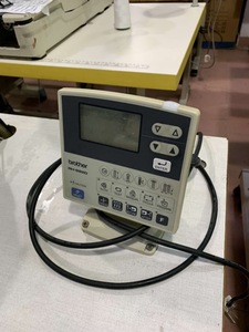 Máquina de Coser Industrial Usada <span class=keywords><strong>Brother</strong></span> RH-9820 para Ojales y Botones, <span class=keywords><strong>en</strong></span> Buen Estado, de Japón, <span class=keywords><strong>en</strong></span> Oferta - Product Image 4
