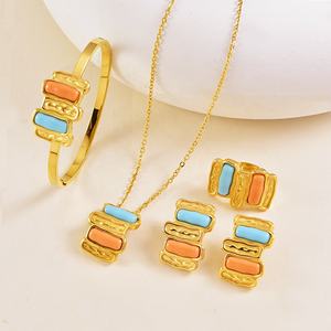 طقم مجوهرات أنيق من الستانلس ستيل للنساء (سوار، أقراط، سلسلة، خاتم) - مثالي للحفلات - Product Image 6