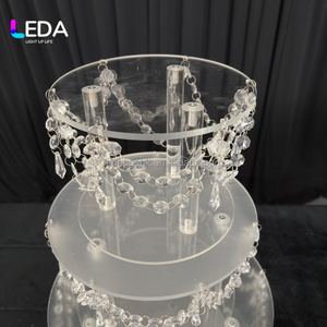 Support à gâteau de mariage de luxe en acrylique LEDA avec perles de lustre en cristal pour la présentation de cupcakes et la décoration d'événements de banquet de mariage - Product Image 1