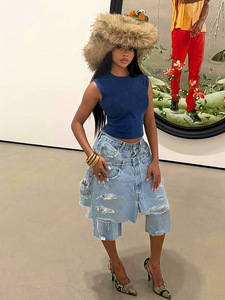 Completo da <span class=keywords><strong>donna</strong></span> casual in denim spazzolato effetto distressed, composto da gonna e <span class=keywords><strong>pantaloni</strong></span> a tre quarti, per il commercio transfrontaliero - Product Image 1