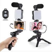 Kit LED per Vlogging con Logo/Confezione Personalizzabili: Luce Video con Microfono e Treppiede per Smartphone, YouTube, TikTok e Streaming Live