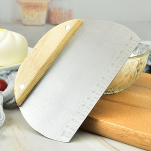 Raspador de masa de acero inoxidable multifuncional Semicircular Pizza Pan Cortador de repostería Medición Herramientas de cocina Ingredientes de metal - Product Image 4