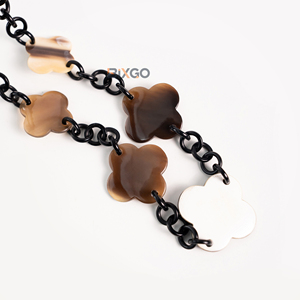 Sofisticado Collar de Cuerno de Búfalo con Diseño de Trébol, Cadena de Eslabones, Joyería Orgánica de Alta Gama, Regalo Sostenible, Uso Diario - Product Image 1