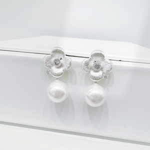 Boucles d'oreilles clous vintage en argent sterling 925 plaqué or 14 carats, perle classique simple, fleur élégante, pour mariage - Product Image 2