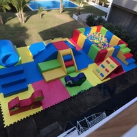 Ensemble d'équipements de jeu gonflables Rianbow Color avec château gonflable, piscine à balles, structure d'escalade, toboggan et tunnel pour location événementielle