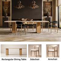 Ensemble de salle à manger rectangulaire en travertin design avec colonnes en chêne et chaises crème pour hôtels de charme et résidences privées
