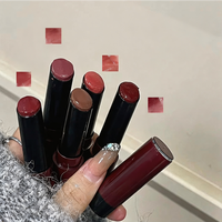 Rouge à lèvres solide effet miroir aqueux, brillance satinée rouge verre, longue tenue, pigmenté
