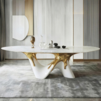 Table à manger ovale en marbre écologique faite à la main de luxe, base sculpturale plaquée or, mobilier haut de gamme moderne pour 6 personnes, hôtel, villa