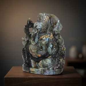 Estatua de Ganesha de Labradorita Tallada a Mano, Figura Compacta Sentada con Destello Azul, Decoración para Altar de Templo - Product Image 1