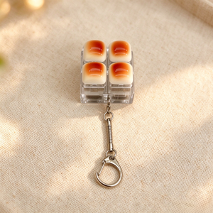 Porte-clés jouet anti-stress en plastique blanc en forme de bouton de pain vapeur, à presser au bout des doigts - Product Image 1