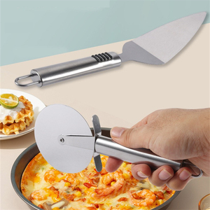 ชุดอุปกรณ์ทำพิซซ่า 2 ชิ้น ทำจากสแตนเลส ประกอบด้วยที่ตัดพิซซ่าแบบล้อ และมีดตัดพิซซ่าแบบตะหลิว - Product Image 1