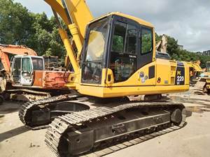 Excavadora Usada Komatsu PC220-8 – Fuerza de Excavación de 172 kN, Lista para Trabajo Pesado (Resaltando la potencia bruta con una figura específica) - Product Image 2