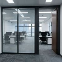 Cloison modulaire en verre de 108 mm avec stores motorisés intégrés pour salles d'exposition, écoles et bureaux