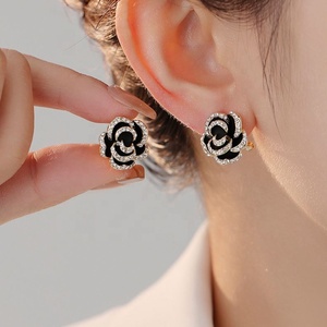 Nouvelles boucles d'oreilles clous géométriques roses luxueuses pour femmes, zircon haut de gamme, argent S925, tendance, polyvalentes, boucles d'oreilles à la mode, niche - Product Image 1