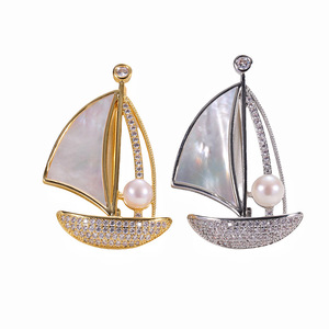 เข็มกลัดเรือใบเรียบลื่นจาก Zhuji Jewelry ประดับเปลือกหอยฝังเพชรซิคอน พร้อมไข่มุกน้ำจืดแท้ ดีไซน์ดอกไม้ประดับอก - Product Image 5