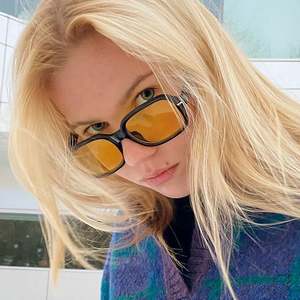 Gafas de Sol Cuadradas con Marco Pequeño, Color Caramelo Retro Clásico 2021, con Protección Anti Luz Azul para Mujer - Product Image 2