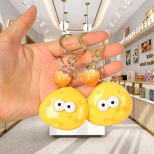 Porte-clés en peluche en forme de fromage avec de grands yeux, breloque souple pour sac à dos, cadeau pour enfants, étudiants, amis, unisexe, âge 8-13 ans - Product Image 1