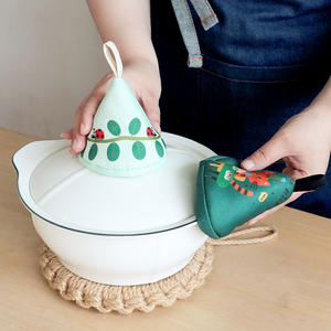 Couvre-couvercle triangulaire en polyester, dessin animé mignon, accessoire de cuisine isolant thermiquement pour casseroles en fonte émaillée - Product Image 2