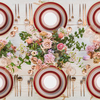 Service d'assiettes de luxe en porcelaine fine rouge avec bord doré et motif géométrique, assiettes de présentation pour décoration de table de mariage et de banquet