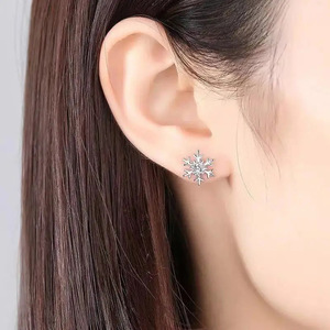 Orecchini a Perno a Forma di Fiocco di Neve per Donne, Accessori per Orecchie Freschi per Uso Quotidiano e Stile Festivo - Product Image 3