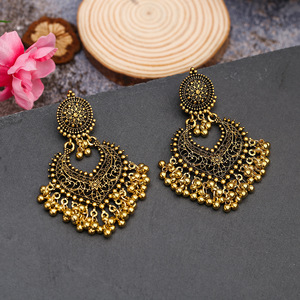 Vente en gros de boucles d'oreilles indiennes en forme de cœur pour femmes boucles d'oreilles bohème en alliage ethnique petite cloche pendentif gland (KER813) - Product Image 4