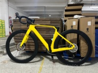 Bicicleta de Carretera de Fibra de Carbono 700C en Oferta, Bicicleta de Carreras con 24 Velocidades y Estilo Urbano, Incluye Frenos de Disco y Horquilla