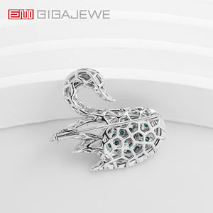 Broche de Cisne Hecho a Mano GIGAJEWE 2.087ct |   Broche de Plata de Ley con Moissanita Azul y Verde en Forma de Pájaro - Product Image 4