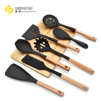 Nouveau design accessoires de cuisine 13 pièces ensemble d'ustensiles de cuisine en Silicone avec support en plastique en forme de cœur et poignée en bois