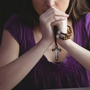 가톨릭 묵주 십자가 종교 보석 성 베네딕토 매력 십자가 펜던트 예수 10mm 나무 구슬 수제 묵주 도매 - Product Image 6