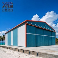 Hangar préfabriqué en structure métallique pour piste d'atterrissage insulaire, bâtiment métallique anticorrosion et résistant aux typhons pour aérodrome côtier tropical